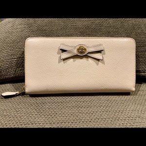 Coach Turnlock Bow Accordion Zip Wallet